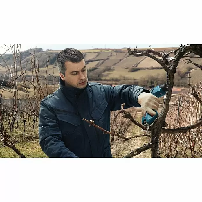 Bosch Professional Akumulatorske škare za živicu Pro Prunner - 12 V, Litij-ionska, 6 Ah - Proizvod u upotrebi