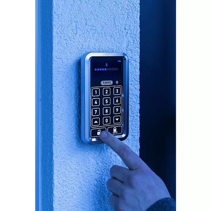 Abus HomeTec Pro Funk-Tastatur CFT 3100W - L x B x H: 29 x 78 x 142 mm, Passend für: Abus HomeTec Pro Funk-Türschlossantrieb CFA3100, Weiß - Anwendungsbeispiel