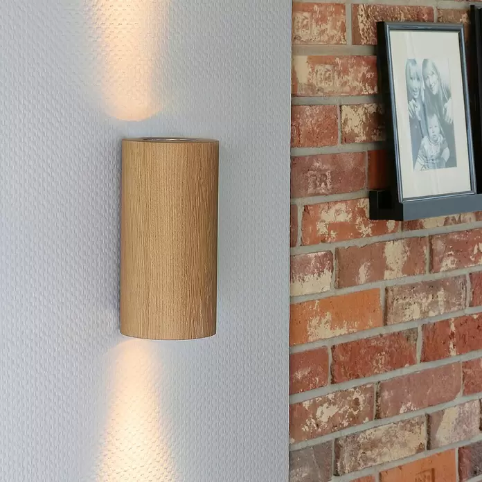 Spotlight LED-Wandleuchte rund - 5 W, Ø x H: 100 mm x 20 cm, Eiche, Warmweiß - Stimmungsaufnahme