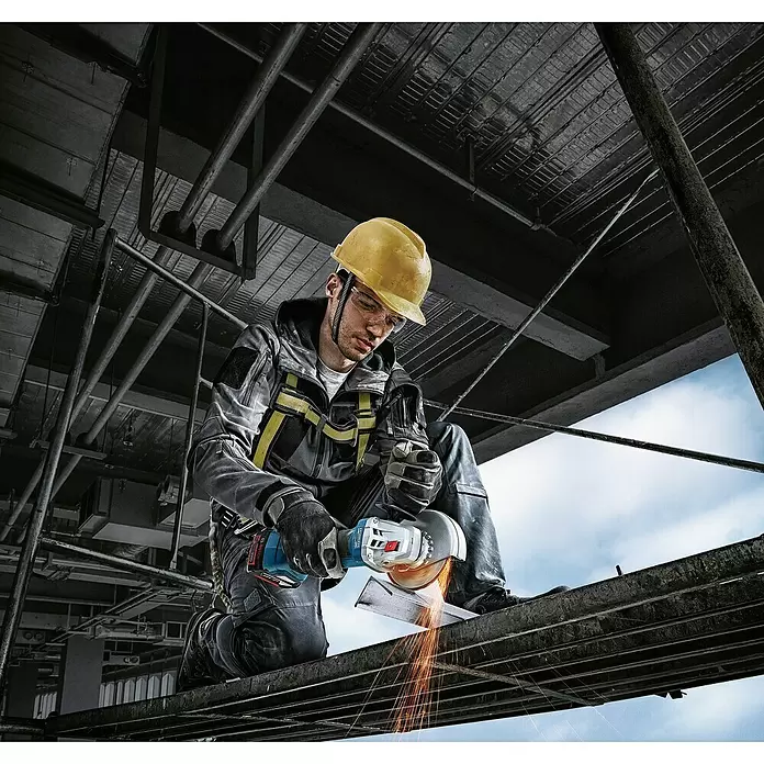 Bosch Professional Amoladora angular de batería GWS 18V-7 - 18 V, 2 baterías, 4 Ah, Diámetro disco: 125 mm - Producto en uso