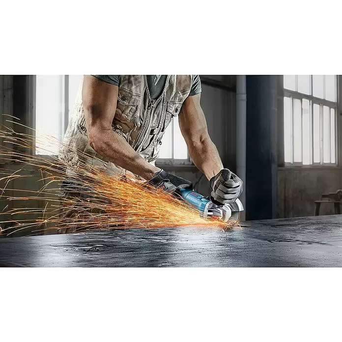 Bosch Professional Amoladora GWS 900 - 900 W, Diámetro disco: 125 mm, Número de revoluciones de marcha en vacío: 11.000 r.p.m. - Producto en uso