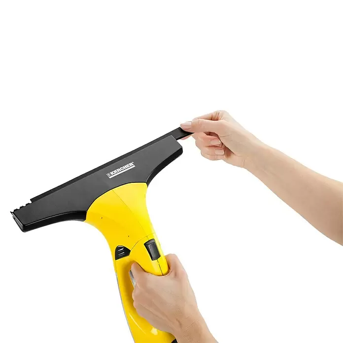 Kärcher Limpiadora de cristales WV 2 PLUS N - Sin batería, Iones de litio, Rendimiento por unidad de superficie: 105 m²/h - Producto en uso