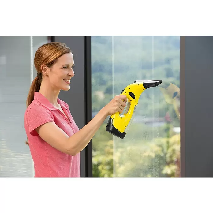 Kärcher Limpiadora de cristales WV 2 PLUS N - Sin batería, Iones de litio, Rendimiento por unidad de superficie: 105 m²/h - Producto en uso