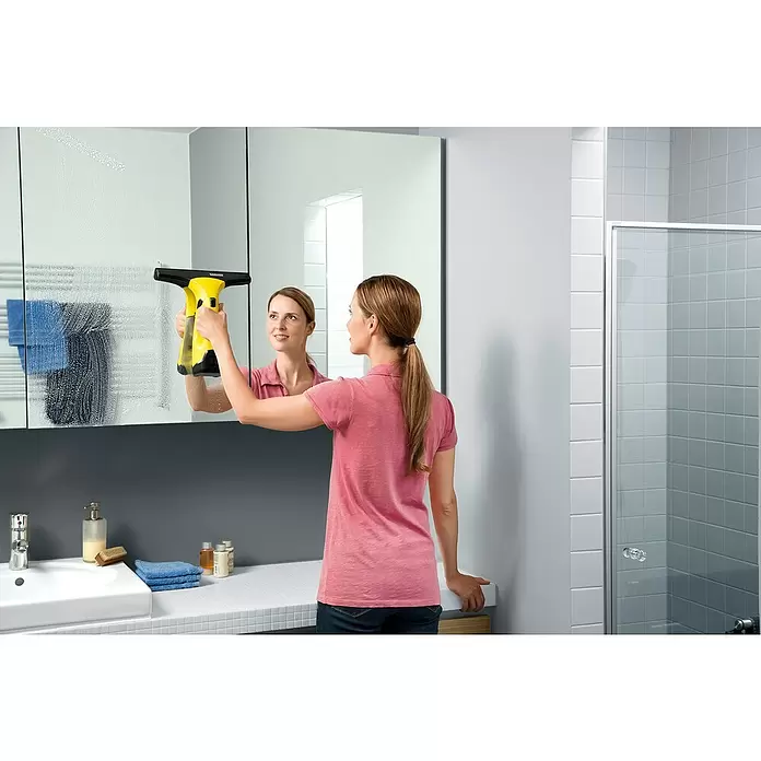 Kärcher Limpiadora de cristales WV 2 PLUS N - Sin batería, Iones de litio, Rendimiento por unidad de superficie: 105 m²/h - Producto en uso