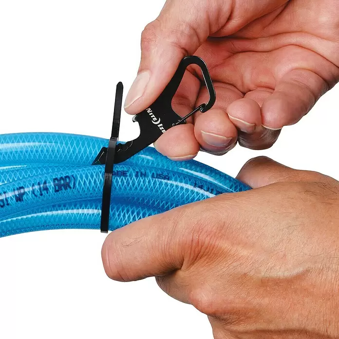 Nite Ize Multi-Tool DoohicKey ClipKey - Schwarz - Anwendungsbeispiel