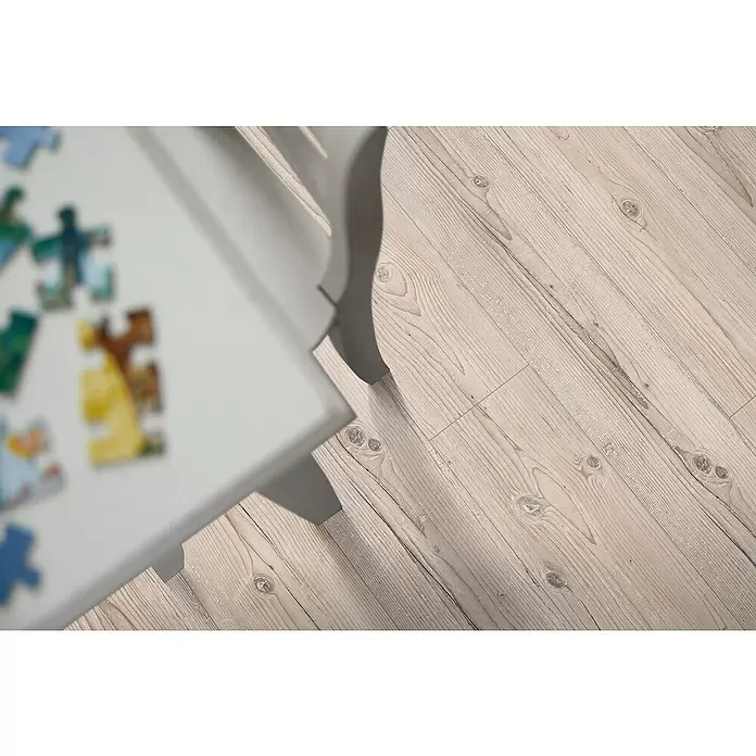 Egger Home Korkboden Comfort Sonnberg Fichte - 1.292 x 193 x 8 mm, Landhausdiele - Stimmungsaufnahme