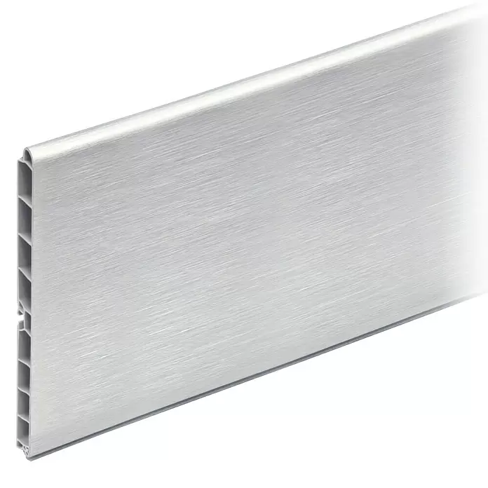 Zócalo de PVC - L x An x Al: 2,4 m x 1,3 cm x 16,6 cm, Plateado - Vista angular