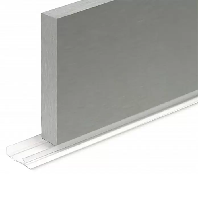 Zócalo antihumedad - 2,4 m x 19 mm x 9,3 mm - Primer plano