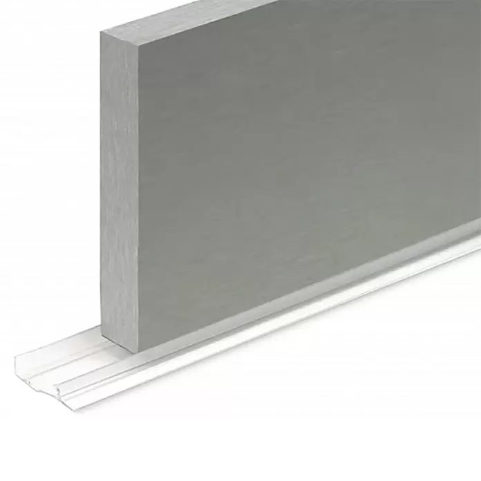 Zócalo antihumedad - 2,4 m x 16 mm x 9,3 mm - Primer plano