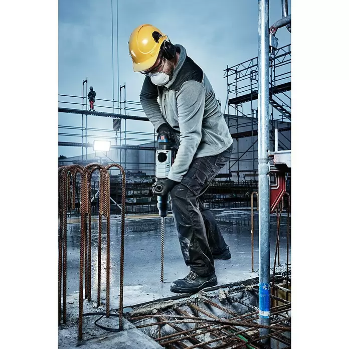 Bosch Professional Expert Broca para hormigón SDS-Plus -7X - Diámetro: 12 mm, Largo: 265 mm - Producto en uso