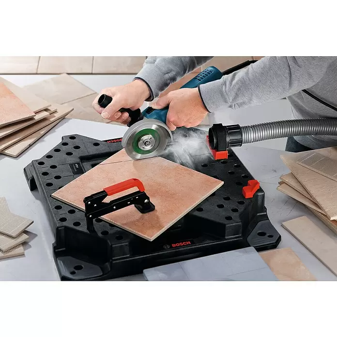 Bosch Professional Winkelschleifer GWS 7-115 E - 720 W, Durchmesser Scheibe: 115 mm, Leerlaufdrehzahl: 2.800 U/min - 11.000 U/min - Anwendungsbeispiel