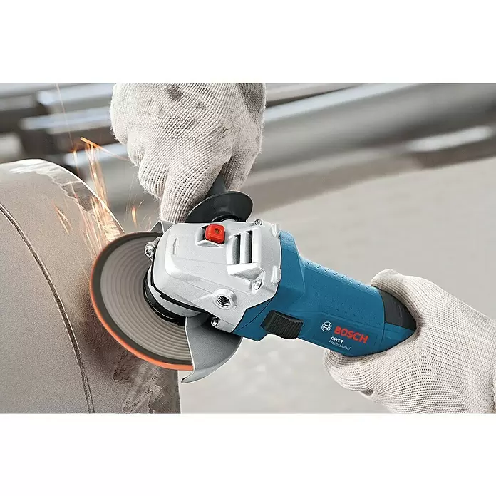 Bosch Professional Winkelschleifer GWS 7-115 E - 720 W, Durchmesser Scheibe: 115 mm, Leerlaufdrehzahl: 2.800 U/min - 11.000 U/min - Anwendungsbeispiel