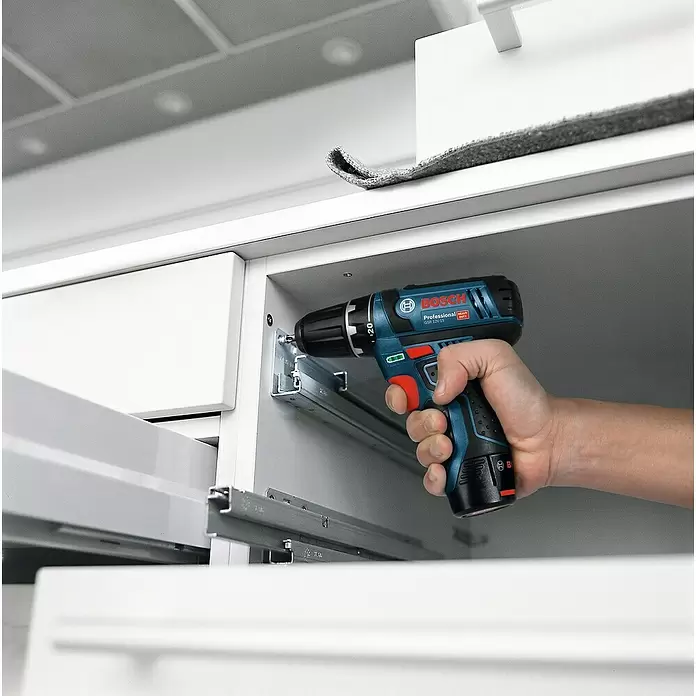 Bosch Professional Akku-Bohrschrauber GSR 12V-15 mit Bit-Set - 12 V, 2 Akkus, 2 Ah, Leerlaufdrehzahl: 0 U/min - 1.300 U/min, 25 -tlg. - Anwendungsbeispiel