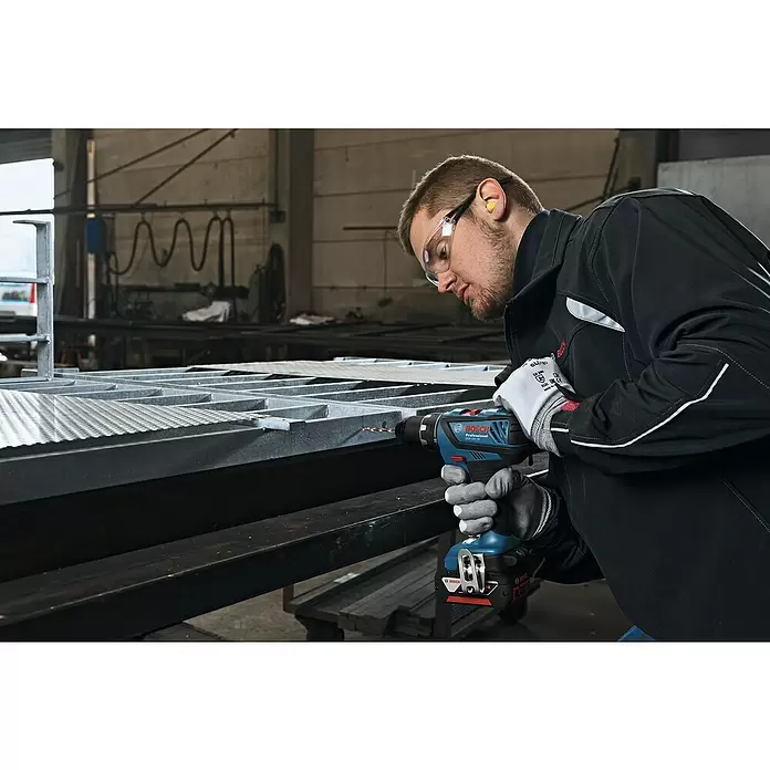 Bosch Professional Akku-Bohrschrauber GSR 18V-28 - 18 V, 2 Akkus, 4 Ah, Leerlaufdrehzahl: 0 U/min - 1.900 U/min - Anwendungsbeispiel