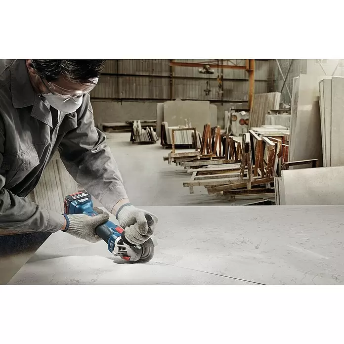 Bosch Professional Akku-Winkelschleifer GWS 18V-10 - 18 V, Ohne Akku, Durchmesser Scheibe: 125 mm - Anwendungsbeispiel