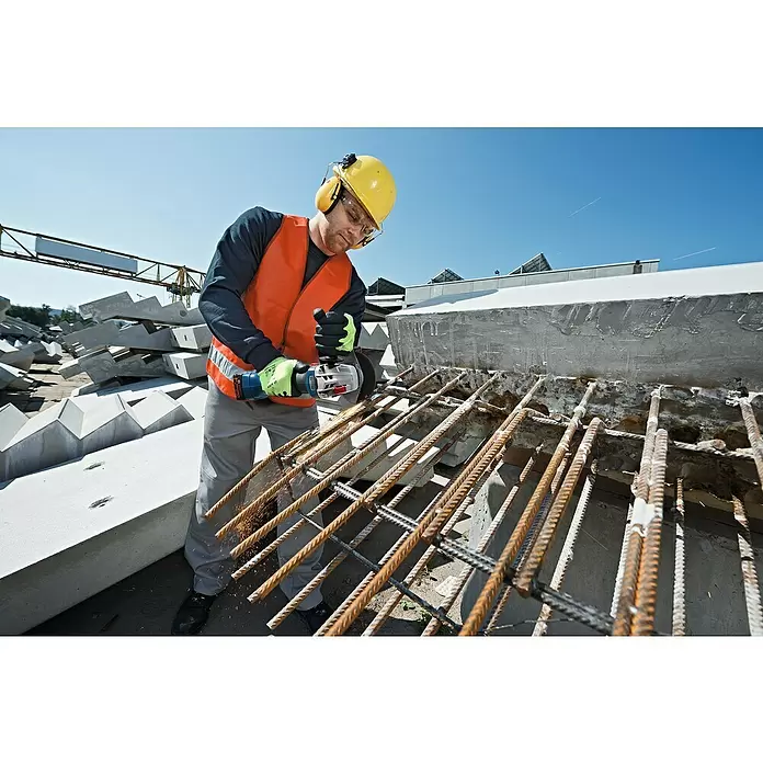 Bosch Professional Akku-Winkelschleifer GWS 18V-10 - 18 V, Ohne Akku, Durchmesser Scheibe: 125 mm - Anwendungsbeispiel