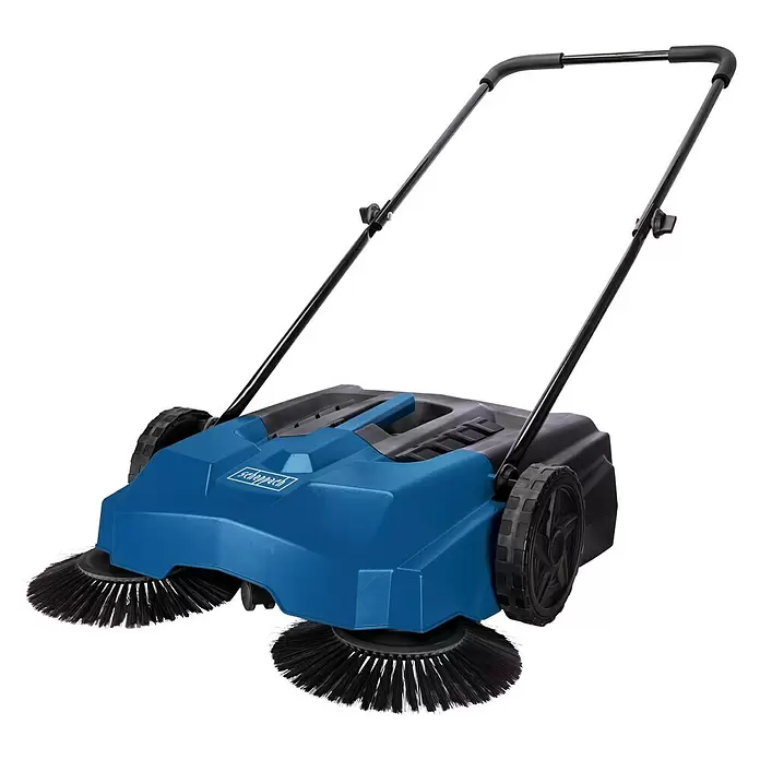 Scheppach Handkehrmaschine Trike-S - Flächenleistung: 2.000 m²/h, Arbeitsbreite: 650 mm, 22 l - Diagonale Ansicht