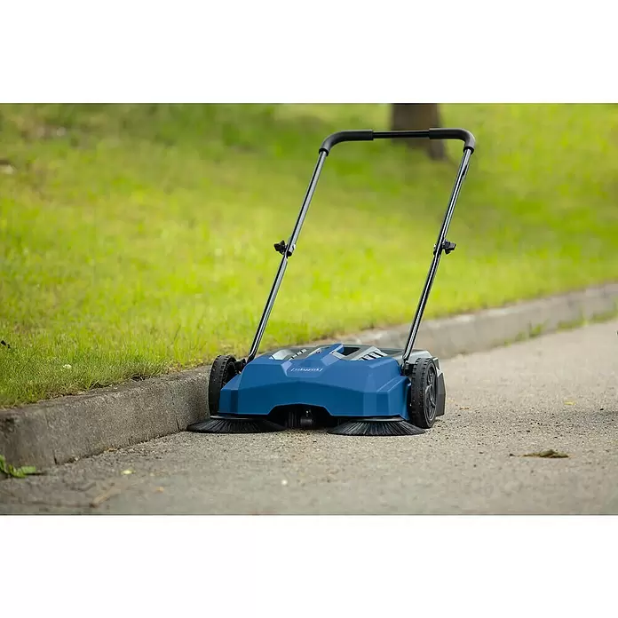 Scheppach Handkehrmaschine Trike-S - Flächenleistung: 2.000 m²/h, Arbeitsbreite: 650 mm, 22 l - Stimmungsaufnahme