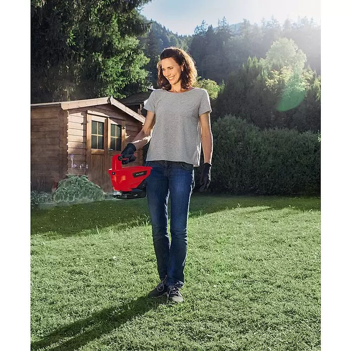 Einhell Power X-Change Handstreuer GE-US 18 Li-Solo - Streubreite: 5 m, Fassungsvermögen: 3,3 l - Anwendungsbeispiel