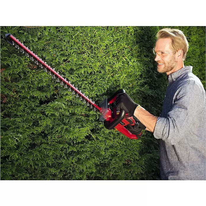 Einhell Power X-Change Akku-Heckenschere GE-CH 18/60 Li-Solo - 18 V, 5.200 mAh, Ohne Akku, Schnittlänge: 60 cm - Anwendungsbeispiel