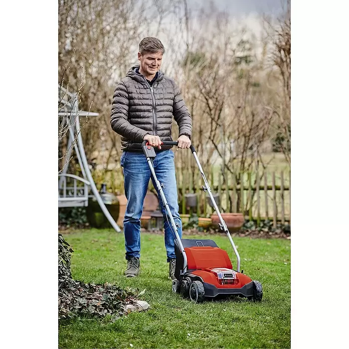 Einhell Power X-Change Akku-Vertikutierer GC-SC 18/28 Li - 18 V, 1 Akku, Max. Flächenempfehlung: 200 m² - Anwendungsbeispiel