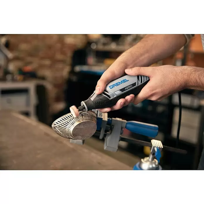 Dremel Multifunktionswerkzeug 4250 - 175 W, Zubehör: 35 -tlg. - Anwendungsbeispiel