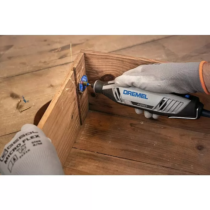Dremel EZ SpeedClic Disco de corte SC456DM - Apto para: Metal, Diámetro: 38,1 mm, Específico para: Multiherramienta Dremel - Producto en uso