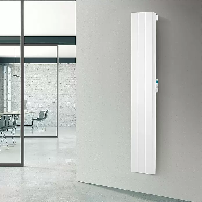 Rointe Radiador eléctrico digital Palaos - 1.500 W, Blanco, 110 x 356 x 1.800 mm - Foto ambiente