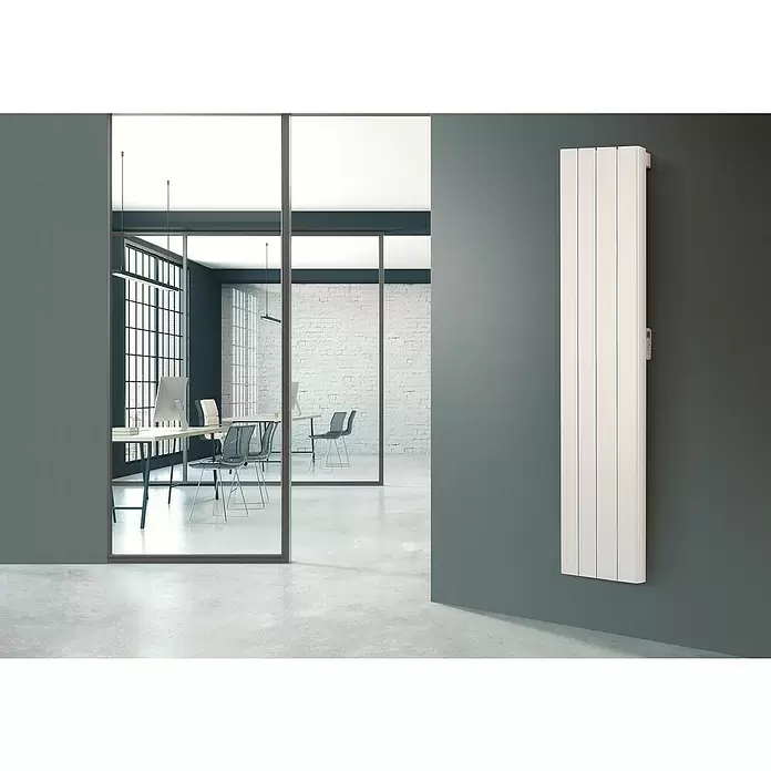 Rointe Radiador eléctrico digital Palaos - 2.000 W, Blanco, 110 x 476 x 1.800 mm - Foto ambiente