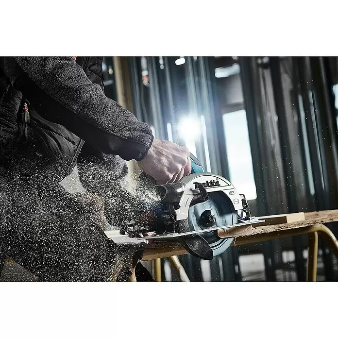 Makita Akku-Handkreissäge DHS660Z - 18 V, Ohne Akku, Leerlaufdrehzahl: 0 U/min - 5.000 U/min - Anwendungsbeispiel