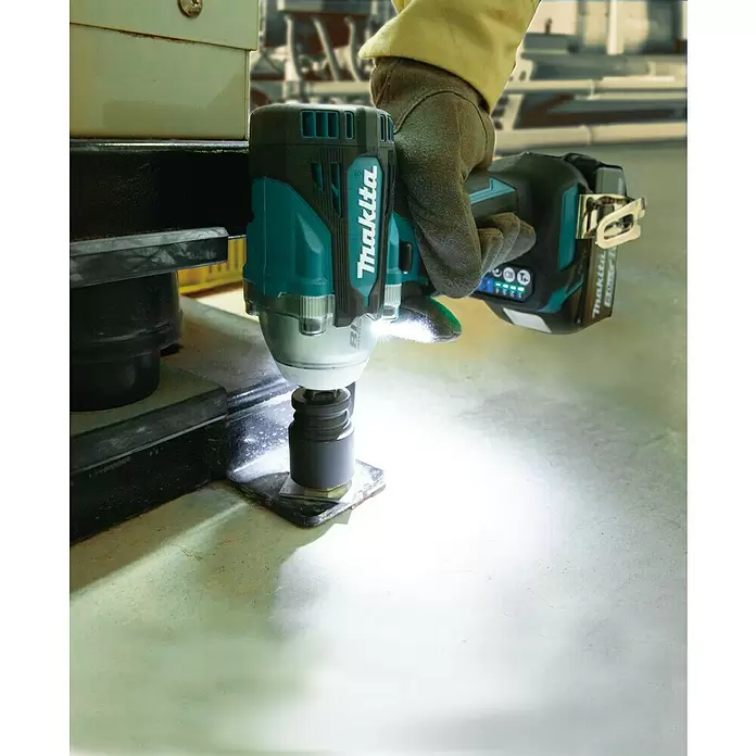 Makita Akku-Schlagschrauber DTW300RTJ - 18 V, 2 Akkus, 5 Ah, Leerlaufdrehzahl: 0 U/min - 3.200 U/min - Anwendungsbeispiel