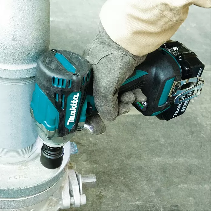 Makita Akku-Schlagschrauber DTW300RTJ - 18 V, 2 Akkus, 5 Ah, Leerlaufdrehzahl: 0 U/min - 3.200 U/min - Anwendungsbeispiel