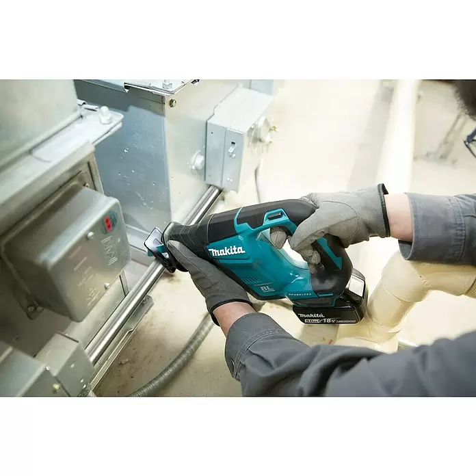 Makita Akku-Säbelsäge DJR188Z - 18 V, Ohne Akku, Leerlaufhubzahl: 0 - 3.000 Hübe/min - Anwendungsbeispiel