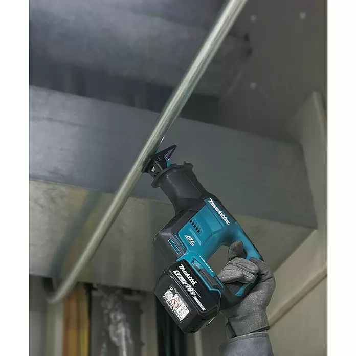Makita Akku-Säbelsäge DJR188Z - 18 V, Ohne Akku, Leerlaufhubzahl: 0 - 3.000 Hübe/min - Anwendungsbeispiel