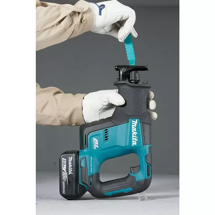 Makita Akku-Säbelsäge DJR188Z - 18 V, Ohne Akku, Leerlaufhubzahl: 0 - 3.000 Hübe/min - Anwendungsbeispiel