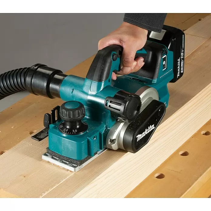 Makita Akku-Hobel - 18 V, Ohne Akku, Leerlaufdrehzahl: 12.000 U/min - Anwendungsbeispiel