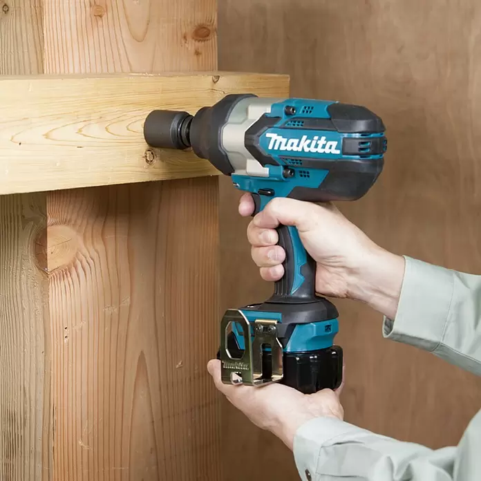 Makita Akku-Schlagschrauber - 18 V, 2 Akkus, 5 Ah, Leerlaufdrehzahl: 0 U/min - 2.200 U/min - Anwendungsbeispiel