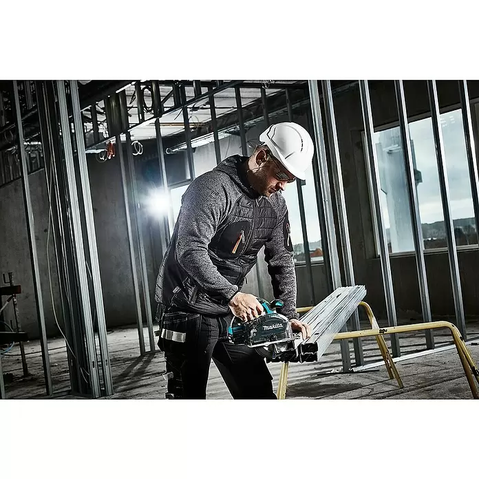 Makita Akku-Handkreissäge DCS553RTJ - 18 V, 2 Akkus, 5 Ah, Leerlaufdrehzahl: 4.200 U/min - Anwendungsbeispiel