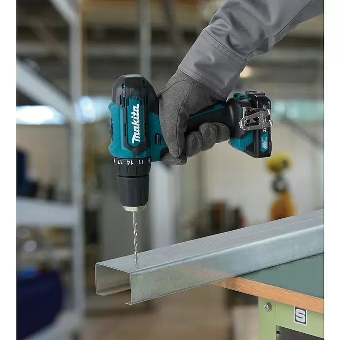 Makita Akku-Bohrschrauber DF333DZ - 12 V, Ohne Akku, Leerlaufdrehzahl: 0 U/min - 1.700 U/min - Anwendungsbeispiel