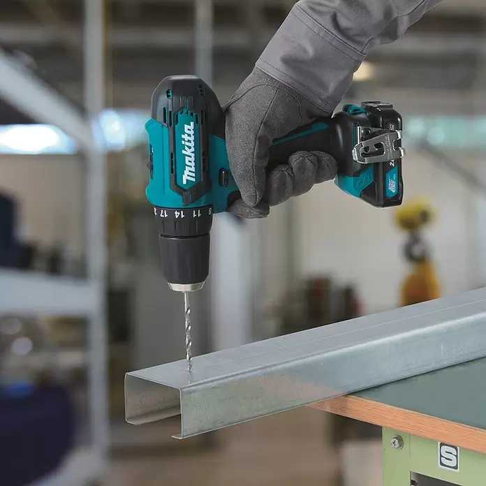 Makita Akku-Schlagbohrschrauber HP333DZ - 12 V, Ohne Akku, Leerlaufdrehzahl: 0 U/min - 1.700 U/min - Anwendungsbeispiel
