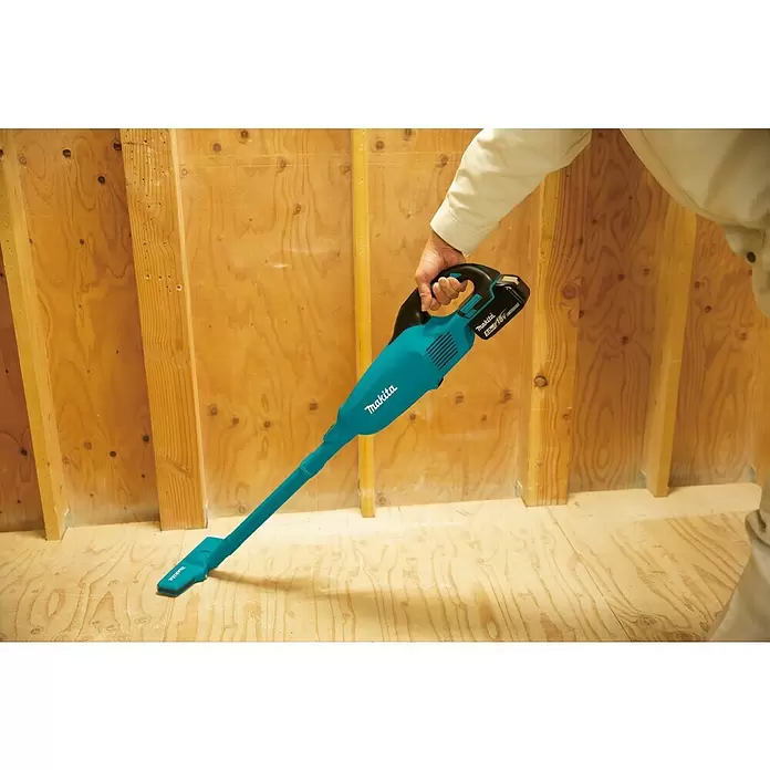 Makita Akku-Staubsauger DCL281FZ - 18 V, Ohne Akku, Behältervolumen: 0,75 l - Anwendungsbeispiel