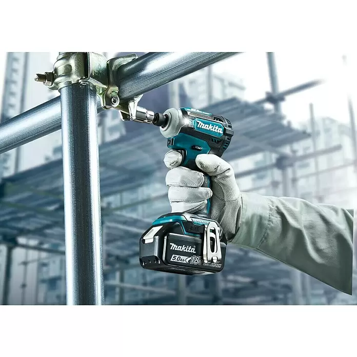 Makita Akku-Schlagschrauber DTD17 1Z - 18 V, Ohne Akku, Leerlaufdrehzahl: 0 U/min - 3.600 U/min - Anwendungsbeispiel