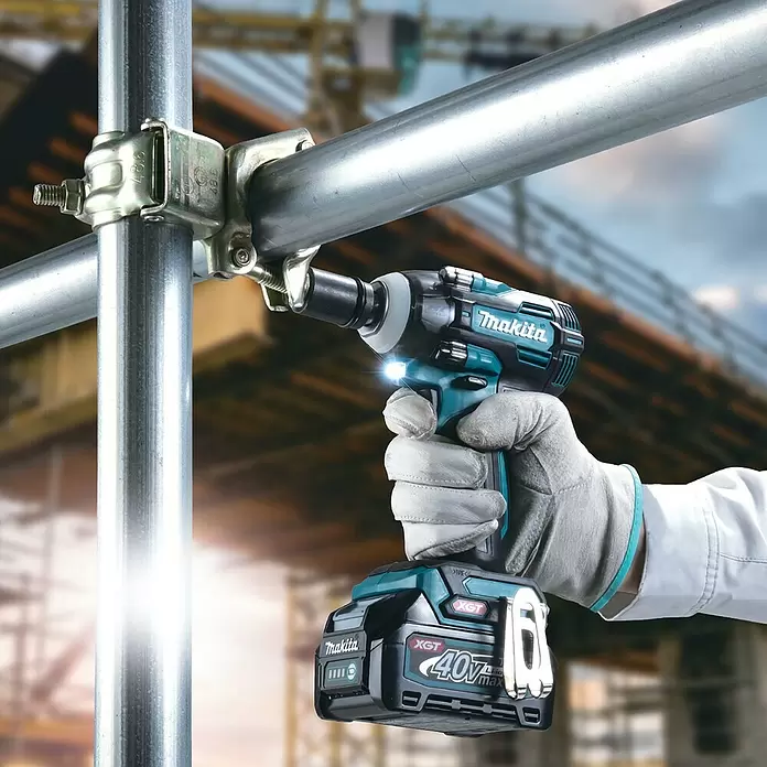 Makita XGT 40 V max. Akku-Schlagschrauber TW004GZ - 40 V, Ohne Akku, Leerlaufdrehzahl: 0 U/min - 3.200 U/min - Anwendungsbeispiel