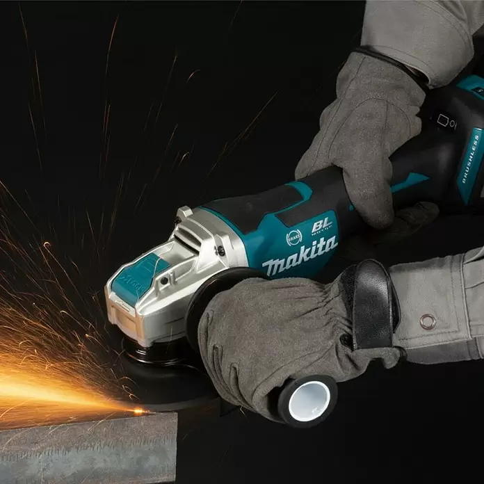 Makita Akku-Winkelschleifer DGA519Z - 18 V, Ohne Akku, Leerlaufdrehzahl: 3.000 U/min - 8.500 U/min - Anwendungsbeispiel