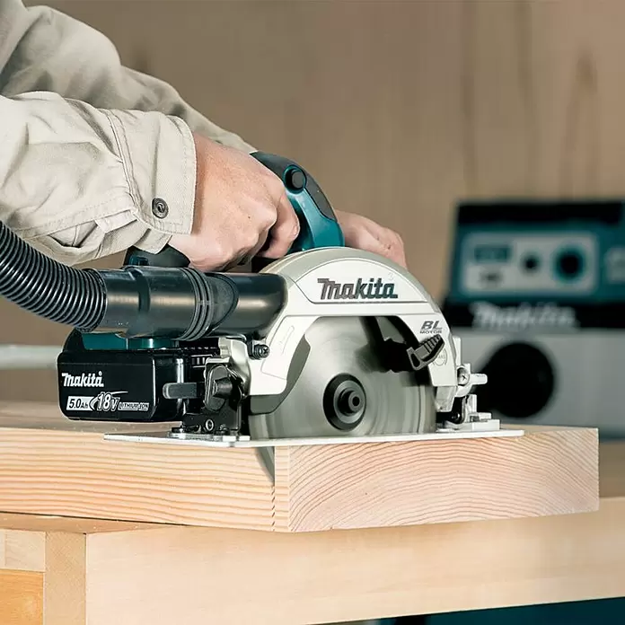 Makita Akku-Handkreissäge DHS660Z - 18 V, Ohne Akku, Leerlaufdrehzahl: 0 U/min - 5.000 U/min - Anwendungsbeispiel