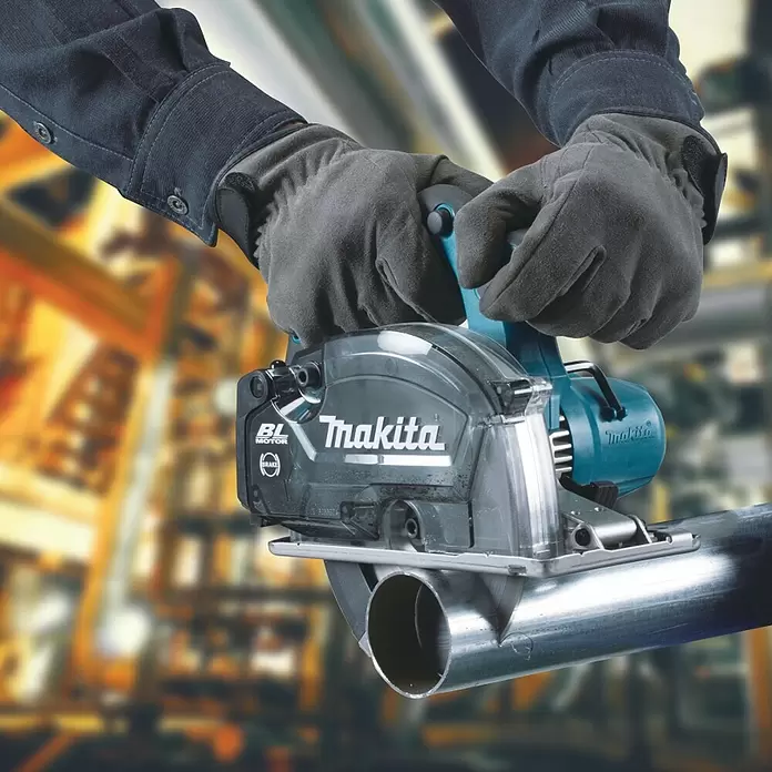 Makita Akku-Handkreissäge DCS553RTJ - 18 V, 2 Akkus, 5 Ah, Leerlaufdrehzahl: 4.200 U/min - Anwendungsbeispiel