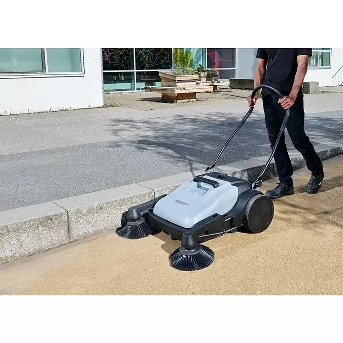 Nilfisk Handkehrmaschine SW 250 - Flächenleistung: 1840 m²/h (2 Seitenbesen), Arbeitsbreite: 920 mm mit 2 Seitenbesen, Behältervolumen: 38 l - Anwendungsbeispiel