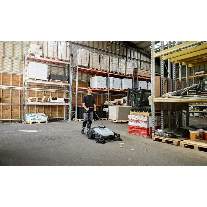 Nilfisk Handkehrmaschine SW 250 - Flächenleistung: 1840 m²/h (2 Seitenbesen), Arbeitsbreite: 920 mm mit 2 Seitenbesen, Behältervolumen: 38 l - Anwendungsbeispiel