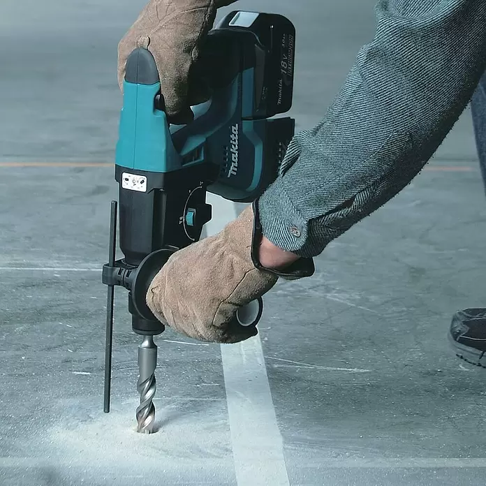 Makita Akku-Kombihammer DHR243RTJW - 18 V, 2 Akkus, 5 Ah, Leerlaufdrehzahl: 0 U/min - 950 U/min, Einzelschlagstärke: 2 J - Anwendungsbeispiel