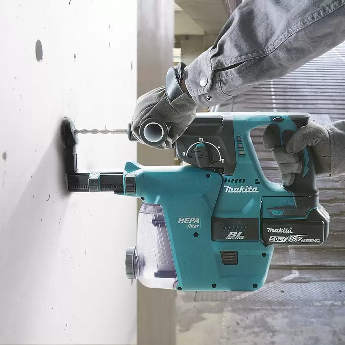 Makita Akku-Kombihammer DHR243RTJW - 18 V, 2 Akkus, 5 Ah, Leerlaufdrehzahl: 0 U/min - 950 U/min, Einzelschlagstärke: 2 J - Anwendungsbeispiel
